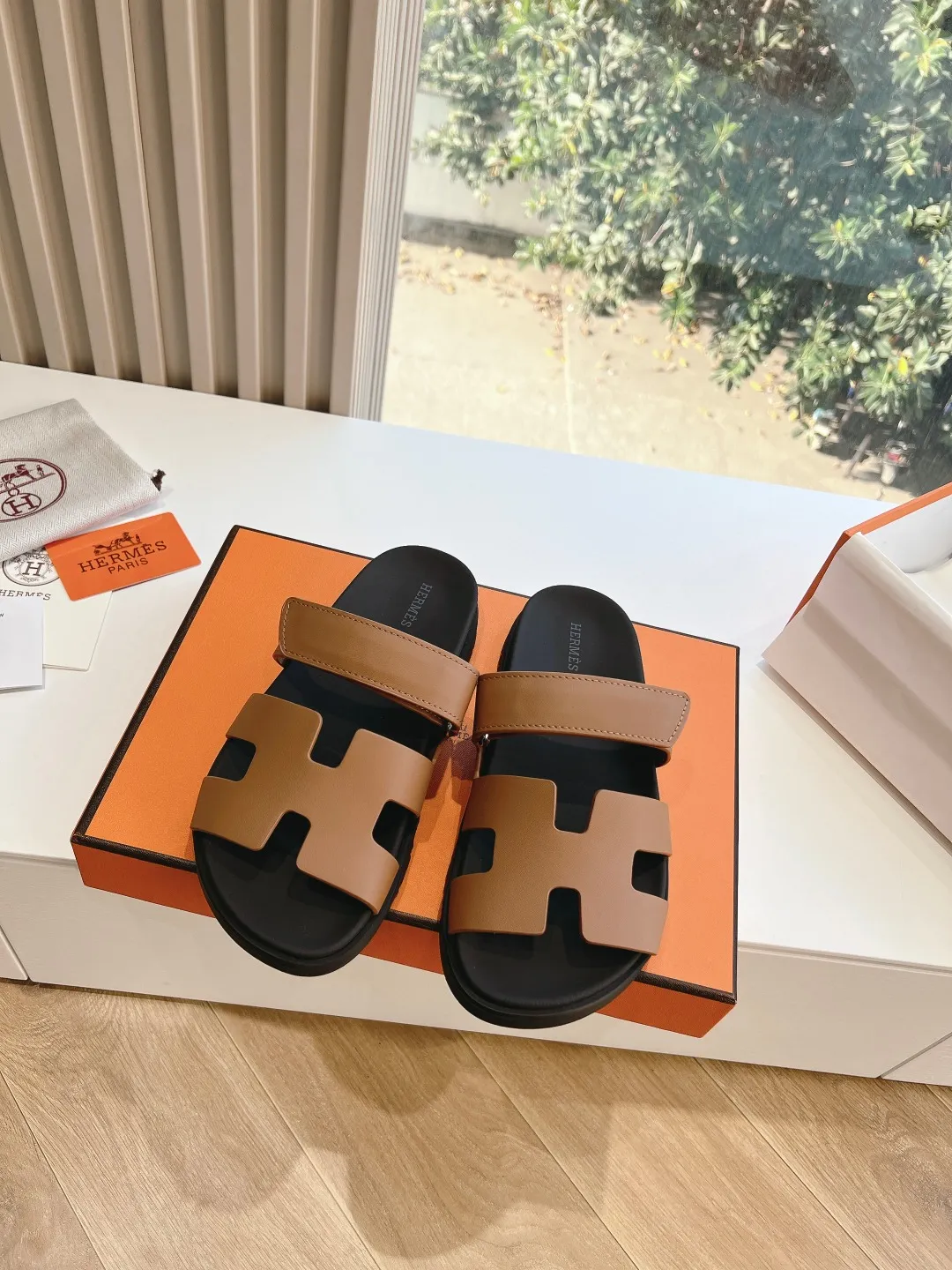 👟👟Ex-factory price 440👟👟 (Top version) H family 2024 spring and summer new style HERMES Hermes' recently popular couple's shoes, pig nose angle sandals and slippers, paired with various colorful socks, very trendy. Upper lining: imported original leather. Outsole: non-slip and wear-resistant outsole. Size: female 35-42 (40/42 non-returnable and non-exchangeable) Men’s size: 39-45 (45 is non-refundable and non-exchangeable)
